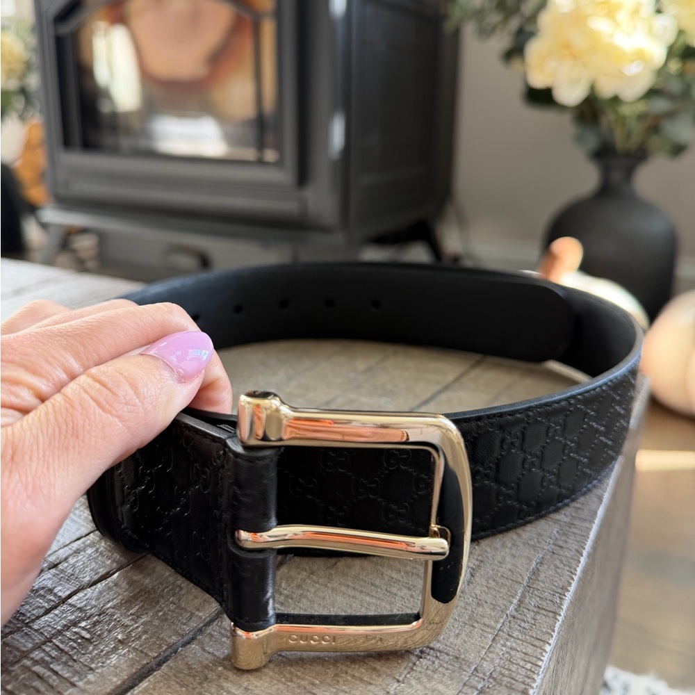 GUCCI INTERLOCKING G LEATHER BELT
Black Leather Belt with Gold Buckle